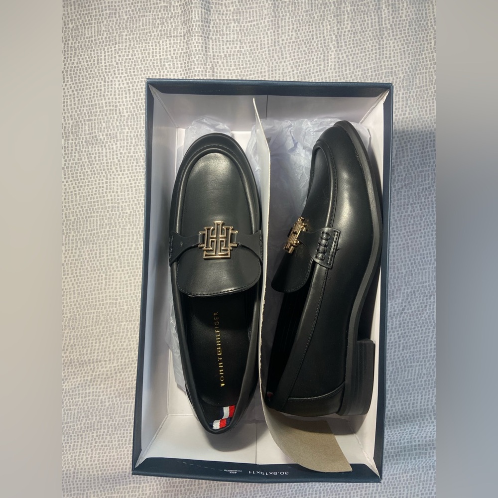 Women’s Tommy Hilfiger Black Leather Slip-On Loafers size 8.5W—- NEW never worn